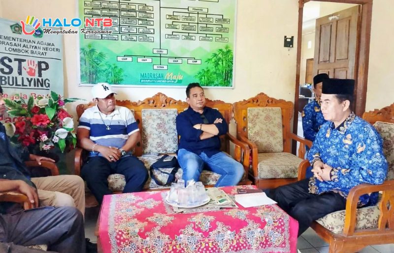 Kepala MAN Lombok Barat, H. Kemas Burhan, M.Pd., saat memberikan klarifikasi terkait kebijakan kedisiplinan “Lock the Gate” yang tengah menjadi sorotan publik.(Foto istimewa)