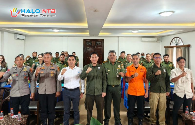 Perwakilan Polda NTB bersama jajaran Balai Taman Nasional Gunung Rinjani saat kegiatan peningkatan kapasitas Polisi Kehutanan di Senggigi, Lombok Barat.(Foto istimewa)