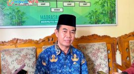 Kepala MAN Lombok Barat H. Kemas Burhan saat memberikan klarifikasi terkait kebijakan “Lock the Gate” di lingkungan madrasah.(Foto istimewa)