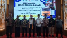 Penandatanganan dan penyerahan berita acara donasi kendaraan praktik Mitsubishi Fuso Fighter antara PT KTB dan SMKN 3 Mataram dalam seremoni resmi yang digelar di aula sekolah.(Foto istimewa)