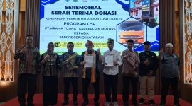 Penandatanganan dan penyerahan berita acara donasi kendaraan praktik Mitsubishi Fuso Fighter antara PT KTB dan SMKN 3 Mataram dalam seremoni resmi yang digelar di aula sekolah.(Foto istimewa)