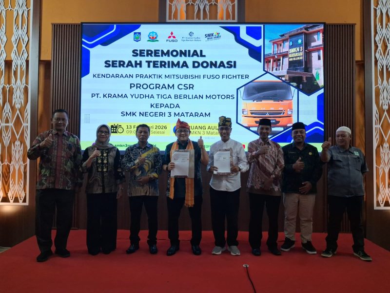 Penandatanganan dan penyerahan berita acara donasi kendaraan praktik Mitsubishi Fuso Fighter antara PT KTB dan SMKN 3 Mataram dalam seremoni resmi yang digelar di aula sekolah.(Foto istimewa)