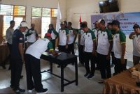 Ketua Umum H. Deddy Damhudji, S.Sos., MM menandatangani berita acara pengukuhan Pengurus Cabang Pickleball Kabupaten Sumbawa periode 2024–2029 di Aula MAN 1 Sumbawa, Sabtu (14/2/2026), dengan target satu emas pada Porprov NTB mendatang.(Foto istimewa)
