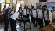 Ketua Umum H. Deddy Damhudji, S.Sos., MM menandatangani berita acara pengukuhan Pengurus Cabang Pickleball Kabupaten Sumbawa periode 2024–2029 di Aula MAN 1 Sumbawa, Sabtu (14/2/2026), dengan target satu emas pada Porprov NTB mendatang.(Foto istimewa)