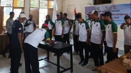 Ketua Umum H. Deddy Damhudji, S.Sos., MM menandatangani berita acara pengukuhan Pengurus Cabang Pickleball Kabupaten Sumbawa periode 2024–2029 di Aula MAN 1 Sumbawa, Sabtu (14/2/2026), dengan target satu emas pada Porprov NTB mendatang.(Foto istimewa)