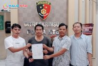 Perwakilan keluarga besar Gedeng Sekotong menunjukkan bukti laporan dugaan penghinaan di media sosial usai prosesi adat nyongkolan di Direktorat Reserse Kriminal Umum (Ditreskrimum) Polda NTB, Senin (16/2/2026).(Foto: Dok. Taufik Natanagara)