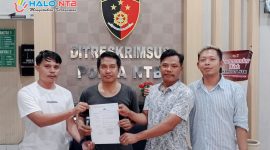 Perwakilan keluarga besar Gedeng Sekotong menunjukkan bukti laporan dugaan penghinaan di media sosial usai prosesi adat nyongkolan di Direktorat Reserse Kriminal Umum (Ditreskrimum) Polda NTB, Senin (16/2/2026).(Foto: Dok. Taufik Natanagara)