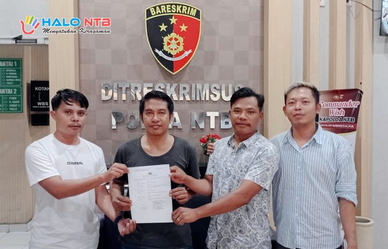 Perwakilan keluarga besar Gedeng Sekotong menunjukkan bukti laporan dugaan penghinaan di media sosial usai prosesi adat nyongkolan di Direktorat Reserse Kriminal Umum (Ditreskrimum) Polda NTB, Senin (16/2/2026).(Foto: Dok. Taufik Natanagara)