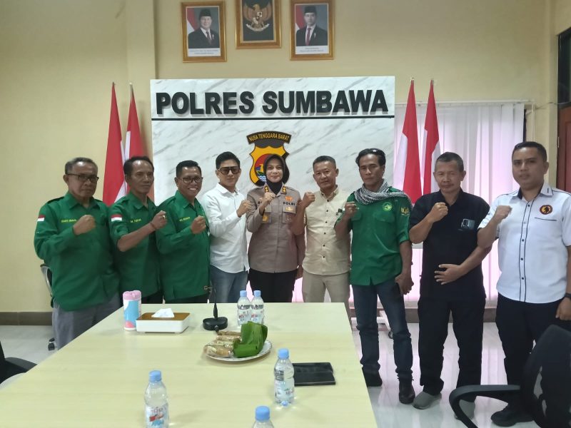 Kapolres Sumbawa AKBP Marieta Dwi Ardhini, S.H., S.I.K., menerima hearing Lingkar Hijau Sumbawa (LH), Rabu (18/2/2026), terkait aspirasi pemberantasan narkoba. Dialog berlangsung terbuka dan kondusif di Mapolres Sumbawa.(Foto istimewa)
