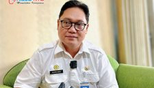 Direktur RSUD Tripat Gerung, dr. Suriyadi, memberikan keterangan kepada awak media terkait jaminan pelayanan kesehatan tetap berjalan bagi masyarakat meski terjadi penonaktifan kepesertaan BPJS PBI di Kabupaten Lombok Barat.(Foto istimewa)