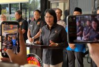 Direktur Reserse PPA dan PPO Polda NTB memberikan keterangan pers kepada awak media terkait penanganan kasus dugaan tindak pidana kekerasan seksual yang terjadi di salah satu pondok pesantren di Lombok Timur, saat konferensi pers di Mapolda NTB.(Foto: Dok. Taufik Natanagara)