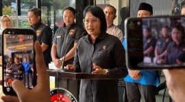 Direktur Reserse PPA dan PPO Polda NTB memberikan keterangan pers kepada awak media terkait penanganan kasus dugaan tindak pidana kekerasan seksual yang terjadi di salah satu pondok pesantren di Lombok Timur, saat konferensi pers di Mapolda NTB.(Foto: Dok. Taufik Natanagara)