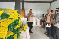 Petugas Satgas Saber Pangan NTB menunjukkan barang bukti beras dan kemasan yang diamankan dalam pengungkapan kasus manipulasi beras di Lombok Barat.(Dok.Humas Polda NTB)