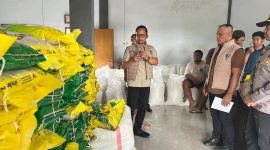 Petugas Satgas Saber Pangan NTB menunjukkan barang bukti beras dan kemasan yang diamankan dalam pengungkapan kasus manipulasi beras di Lombok Barat.(Dok.Humas Polda NTB)