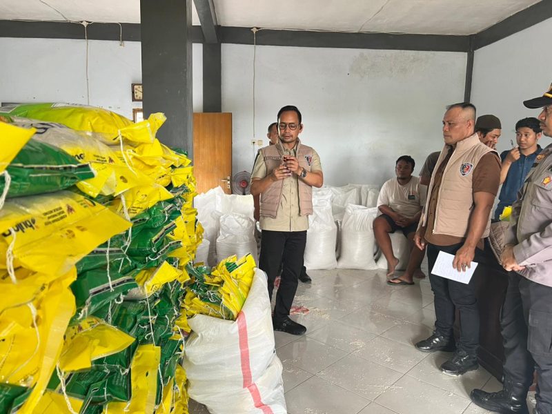 Petugas Satgas Saber Pangan NTB menunjukkan barang bukti beras dan kemasan yang diamankan dalam pengungkapan kasus manipulasi beras di Lombok Barat.(Dok.Humas Polda NTB)