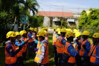 Apel dan koordinasi 60 personel PLN UP3 Bima sebelum pelaksanaan pemeliharaan terpadu jaringan untuk menjamin kenyamanan masyarakat menjalankan ibadah Ramadan.(Foto: Dok. PLN)