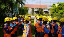 Apel dan koordinasi 60 personel PLN UP3 Bima sebelum pelaksanaan pemeliharaan terpadu jaringan untuk menjamin kenyamanan masyarakat menjalankan ibadah Ramadan.(Foto: Dok. PLN)