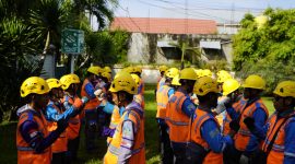 Apel dan koordinasi 60 personel PLN UP3 Bima sebelum pelaksanaan pemeliharaan terpadu jaringan untuk menjamin kenyamanan masyarakat menjalankan ibadah Ramadan.(Foto: Dok. PLN)