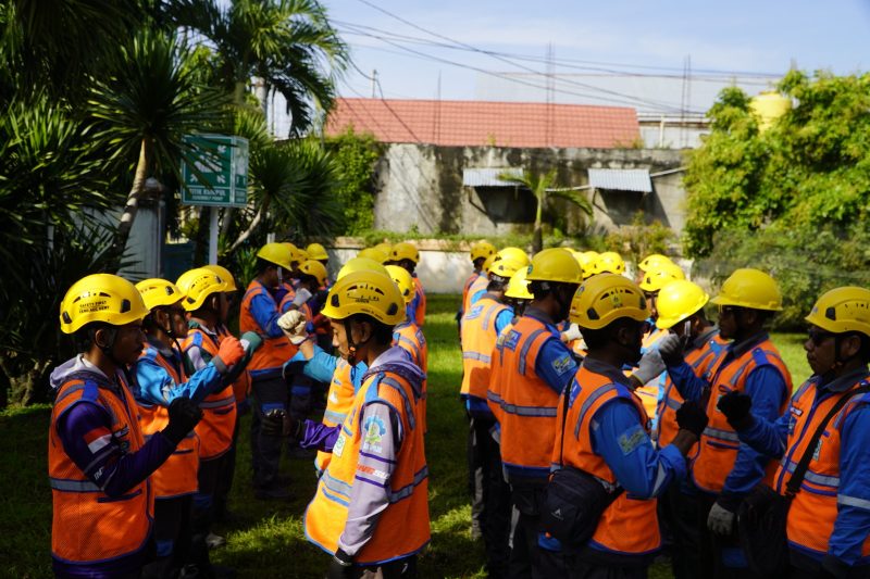 Apel dan koordinasi 60 personel PLN UP3 Bima sebelum pelaksanaan pemeliharaan terpadu jaringan untuk menjamin kenyamanan masyarakat menjalankan ibadah Ramadan.(Foto: Dok. PLN)