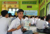 Siswa SMAN 1 Taliwang menunjukkan materi edukasi keselamatan listrik usai kegiatan sosialisasi yang digelar PT PLN (Persero) UPK Tambora.(Foto istimewa)