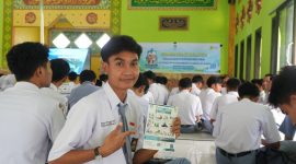 Siswa SMAN 1 Taliwang menunjukkan materi edukasi keselamatan listrik usai kegiatan sosialisasi yang digelar PT PLN (Persero) UPK Tambora.(Foto istimewa)