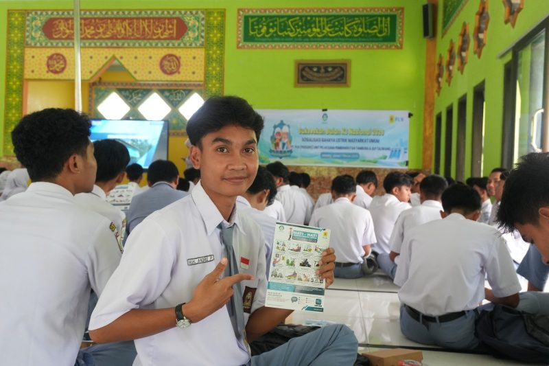 Siswa SMAN 1 Taliwang menunjukkan materi edukasi keselamatan listrik usai kegiatan sosialisasi yang digelar PT PLN (Persero) UPK Tambora.(Foto istimewa)