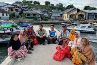 Suasana hangat penyaluran bantuan sembako oleh YBM PLN UIW NTB kepada lansia dhuafa di wilayah pesisir Bajo Pulau, Kabupaten Bima. (Foto: Dok. PLN)