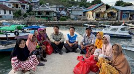 Suasana hangat penyaluran bantuan sembako oleh YBM PLN UIW NTB kepada lansia dhuafa di wilayah pesisir Bajo Pulau, Kabupaten Bima. (Foto: Dok. PLN)