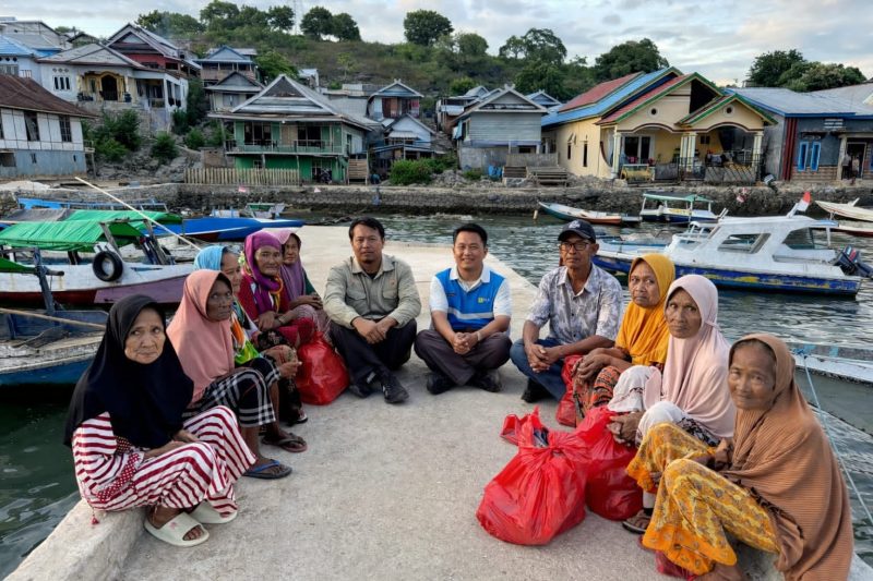 Suasana hangat penyaluran bantuan sembako oleh YBM PLN UIW NTB kepada lansia dhuafa di wilayah pesisir Bajo Pulau, Kabupaten Bima. (Foto: Dok. PLN)