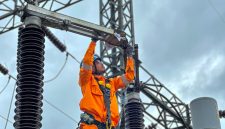 Modernisasi dan pengecekan sistem kelistrikan dilakukan secara intensif demi menghadirkan listrik andal tanpa gangguan di bulan suci Ramadan.(Foto: Dok. PLN)