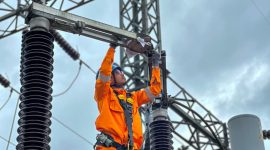 Modernisasi dan pengecekan sistem kelistrikan dilakukan secara intensif demi menghadirkan listrik andal tanpa gangguan di bulan suci Ramadan.(Foto: Dok. PLN)