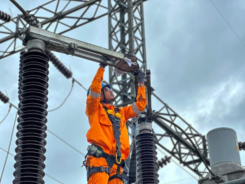 Modernisasi dan pengecekan sistem kelistrikan dilakukan secara intensif demi menghadirkan listrik andal tanpa gangguan di bulan suci Ramadan.(Foto: Dok. PLN)