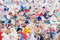 Ribuan jamaah memadati area utama Pondok Pesantren Darul Falah Pagutan, Kota Mataram, Minggu (22/2/2026), untuk mengikuti Majelis Badruttamam meski diguyur hujan sejak pagi hari.(Foto istimewa)