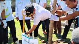 Wakil Wali Kota Bima turut menanam pohon sebagai simbol komitmen bersama menjaga kelestarian lingkungan pesisir Pantai Kolo.(Foto: Dok. PLN)