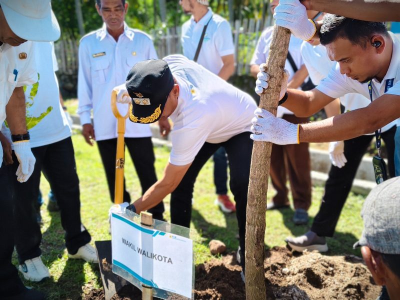 Wakil Wali Kota Bima turut menanam pohon sebagai simbol komitmen bersama menjaga kelestarian lingkungan pesisir Pantai Kolo.(Foto: Dok. PLN)
