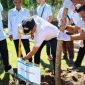 Wakil Wali Kota Bima turut menanam pohon sebagai simbol komitmen bersama menjaga kelestarian lingkungan pesisir Pantai Kolo.(Foto: Dok. PLN)