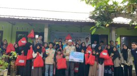 Sebanyak 251 santri yatim dan dhuafa menerima layanan kesehatan gratis serta bantuan paket kebersihan dari PLN UIW NTB dan YBM PLN di wilayah Kopang.(Foto: Dok. PLN)