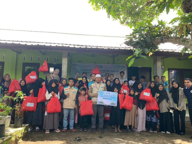Sebanyak 251 santri yatim dan dhuafa menerima layanan kesehatan gratis serta bantuan paket kebersihan dari PLN UIW NTB dan YBM PLN di wilayah Kopang.(Foto: Dok. PLN)