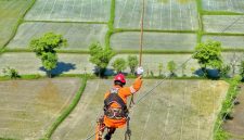 Dengan standar K3 ketat, personel PLN memperkuat infrastruktur transmisi di Sumbawa demi menjaga stabilitas listrik saat beban meningkat di bulan suci.(Foto: Dok. PLN)