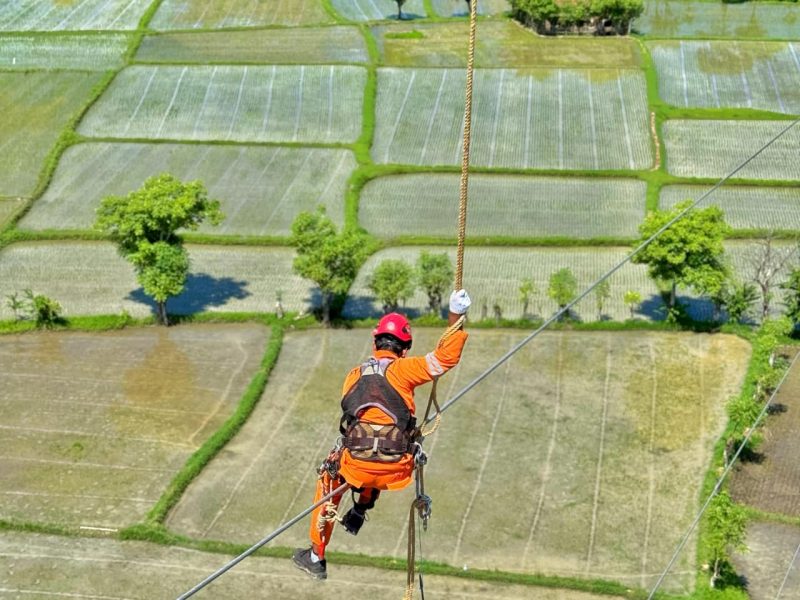 Dengan standar K3 ketat, personel PLN memperkuat infrastruktur transmisi di Sumbawa demi menjaga stabilitas listrik saat beban meningkat di bulan suci.(Foto: Dok. PLN)