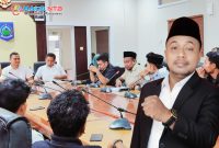 Ketua Koalisi Pemuda NTB Taufiq Hidayat menyampaikan tuntutan terkait kepastian hukum bagi penambang rakyat dalam hearing bersama pemerintah daerah.(Foto istimewa)