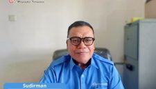 Kepala Cabang PT Trimitra Samudra Lembar, Sudirman, saat memberikan klarifikasi terkait video viral dugaan penyewaan matras di KMP Gemilang VIII.(Foto istimewa)