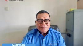 Kepala Cabang PT Trimitra Samudra Lembar, Sudirman, saat memberikan klarifikasi terkait video viral dugaan penyewaan matras di KMP Gemilang VIII.(Foto istimewa)