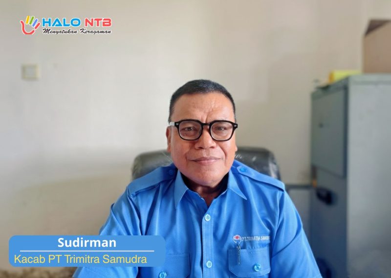 Kepala Cabang PT Trimitra Samudra Lembar, Sudirman, saat memberikan klarifikasi terkait video viral dugaan penyewaan matras di KMP Gemilang VIII.(Foto istimewa)