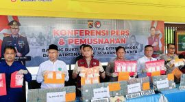 Kapolda NTB Irjen Pol. Edy Murbowo memimpin pemusnahan barang bukti narkotika hasil pengungkapan kasus Ditresnarkoba dan Satresnarkoba jajaran di Tribun Bhara Daksa Polda NTB.(Foto istimewa)