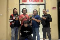 Petugas Satreskrim Polres Lombok Utara mengamankan warga negara Kazakhstan subjek Red Notice Interpol di Mapolres Lombok Utara untuk proses hukum lanjutan.(Dok.Humas Polres Lombok Utara)