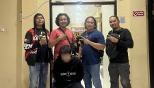 Petugas Satreskrim Polres Lombok Utara mengamankan warga negara Kazakhstan subjek Red Notice Interpol di Mapolres Lombok Utara untuk proses hukum lanjutan.(Dok.Humas Polres Lombok Utara)