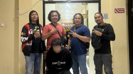 Petugas Satreskrim Polres Lombok Utara mengamankan warga negara Kazakhstan subjek Red Notice Interpol di Mapolres Lombok Utara untuk proses hukum lanjutan.(Dok.Humas Polres Lombok Utara)