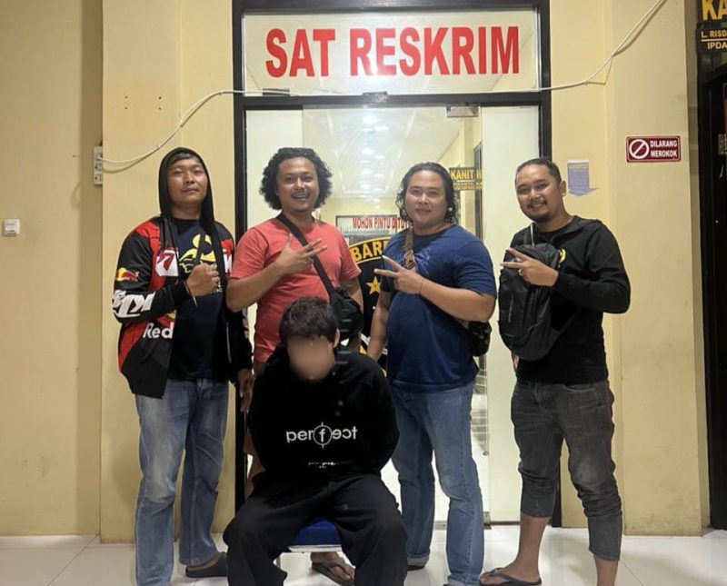 Petugas Satreskrim Polres Lombok Utara mengamankan warga negara Kazakhstan subjek Red Notice Interpol di Mapolres Lombok Utara untuk proses hukum lanjutan.(Dok.Humas Polres Lombok Utara)