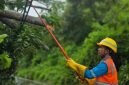 Dengan perlengkapan keselamatan lengkap, personel PLN bergerak cepat menangani gangguan akibat angin kencang guna memastikan listrik kembali menyala.(Dok. PLN)